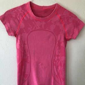 Lululemon Swiftly Tech Short Sleeve Crew. Size 4